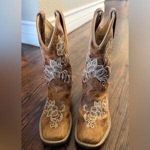 Girls Shyanne embroidered boots